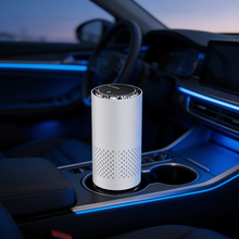 Purificador de aire en el portavasos de un coche